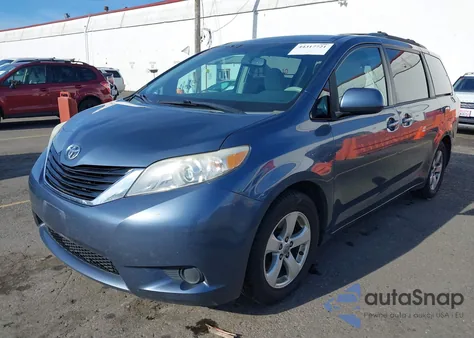 2013 Toyota Sienna Le V6 8 Passenger z USA, uszkodzony, nr VIN 5TDKK3DC7DS404652